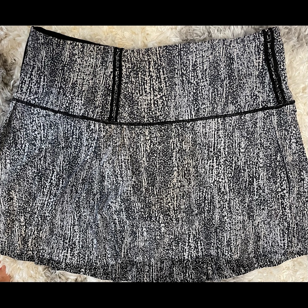 Lululemon size 10 tennis skirt like new